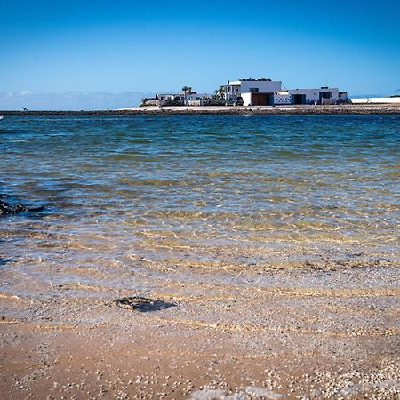 Cabin In Front Of Idyllic Majanicho Beach 外观 照片