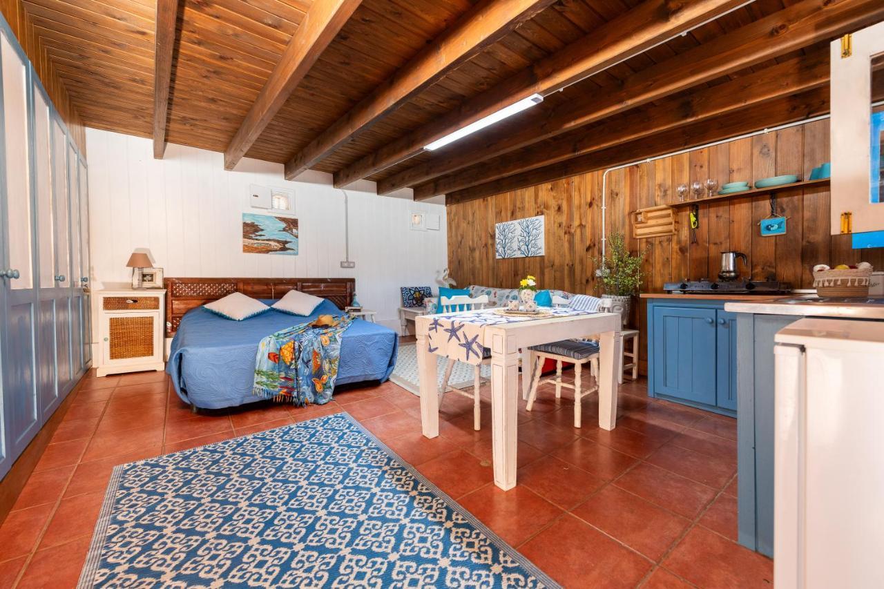 Cabin In Front Of Idyllic Majanicho Beach 外观 照片