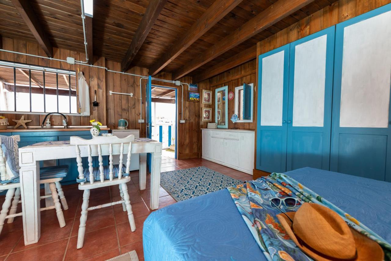 Cabin In Front Of Idyllic Majanicho Beach 外观 照片