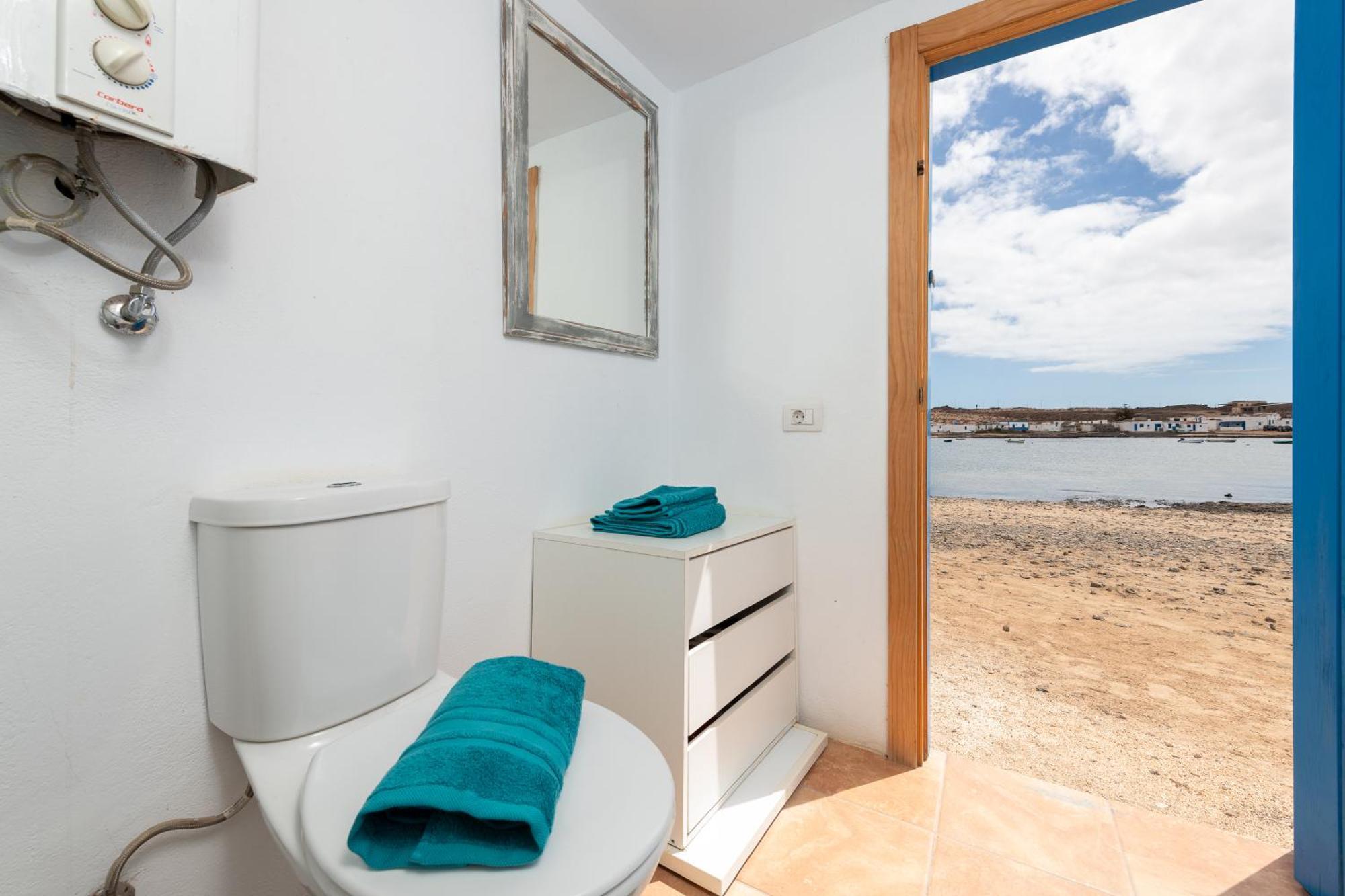 Cabin In Front Of Idyllic Majanicho Beach 外观 照片