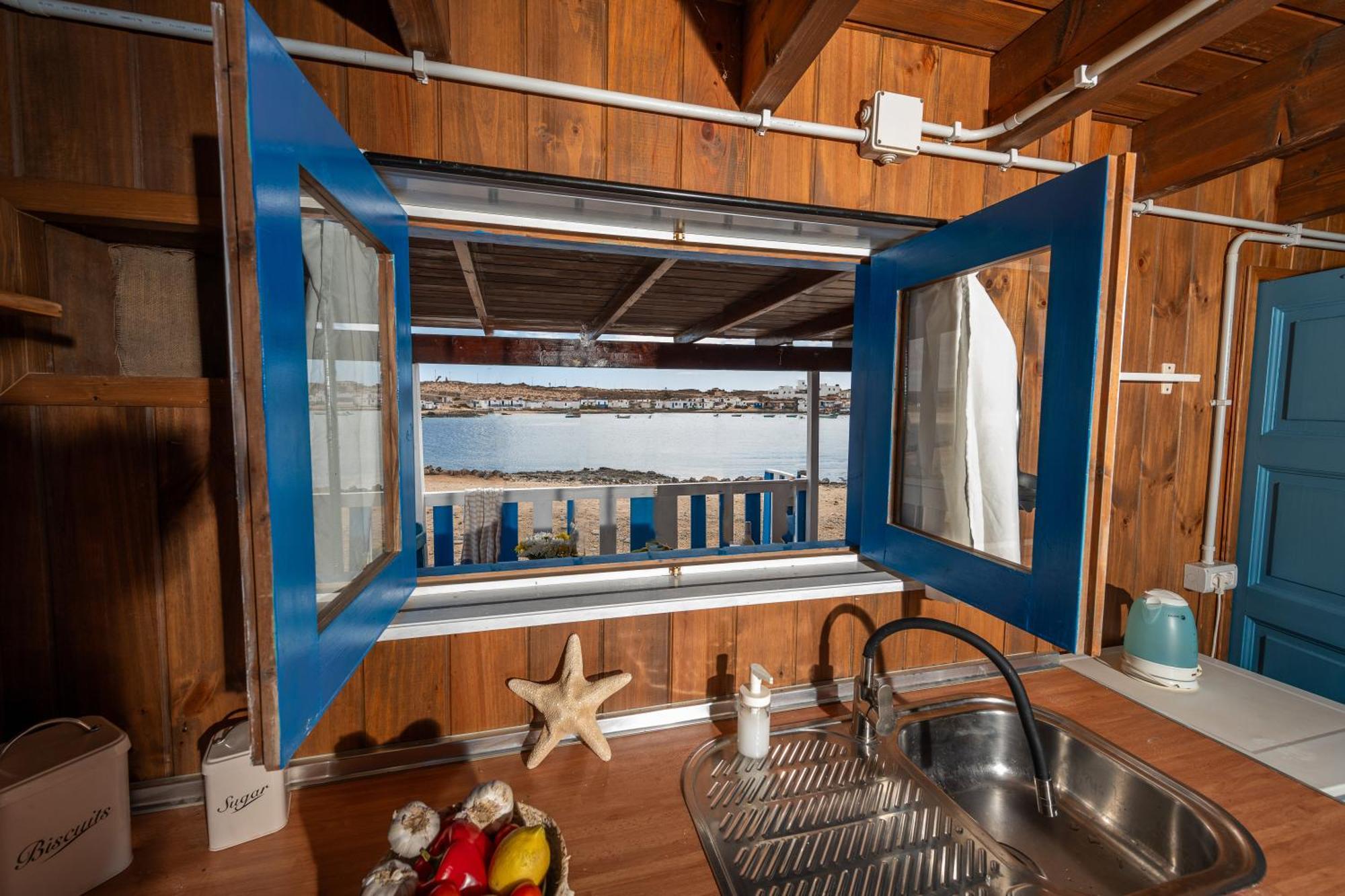 Cabin In Front Of Idyllic Majanicho Beach 外观 照片