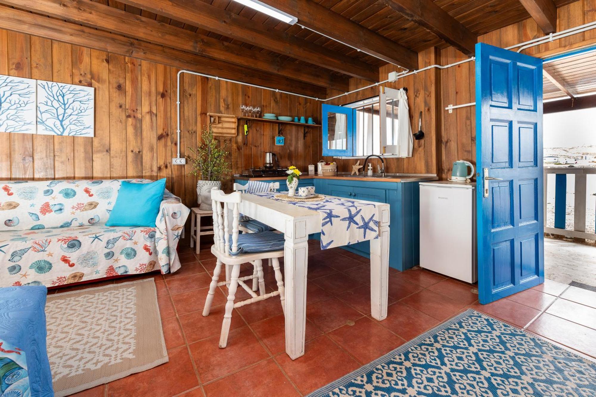 Cabin In Front Of Idyllic Majanicho Beach 外观 照片